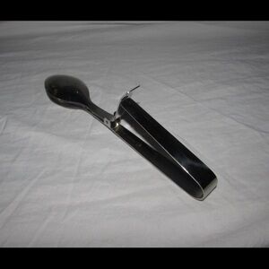 The Pampered Chef Silver Spoon Tongs